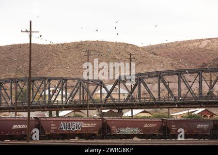 Barstow, Californie, États-Unis - 20 juin 2020 : les trains passent au cœur du centre-ville de Barstow. Banque D'Images