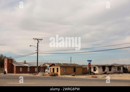 Barstow, Californie, États-Unis - 20 juin 2020 : le soleil de l'après-midi brille sur un quartier abandonné du centre-ville de Barstow. Banque D'Images