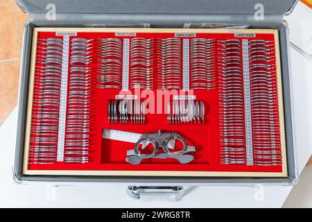 Kit spécial pour vérifier l'état de la vision des patients, un cas rouge avec de nombreux instruments utiles en ophtalmologie. Concept de médecine et de pharmacie. Q élevé Banque D'Images