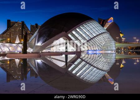 Vue panoramique de nuit à Hemisferic et Palau de les Arts de la Cité des Arts et des Sciences à Valence, Espagne Banque D'Images