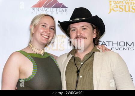 Burbank, États-Unis. 11 mars 2024. Le 2e assistant réalisateur Aaron Brumback avec Helen Sibila assiste à Los Angeles première du film 'Forty-Seven Days with Jesus' à AMC Burbank 16, Los Angeles, CA, 11 mars 2024 crédit : Eugene Powers/Alamy Live News Banque D'Images