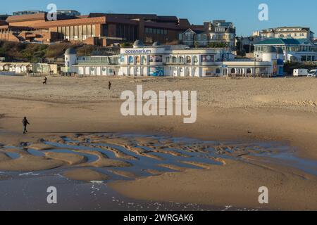 Bournemouth, Royaume-Uni - 9 janvier 2024 : flaques d'eau sur la plage ouest de Bournemouth devant l'Oceanarium et le Centre international de Bournemouth. Banque D'Images