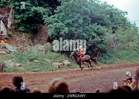 Old Shatterhand galoping à travers la scène, cheval, Der Schatz im Silbersee de Karl May, théâtre en plein air Elspe, Sauerland, Rhénanie du Nord-Westphalie, Allemagne, juin 1982 Banque D'Images