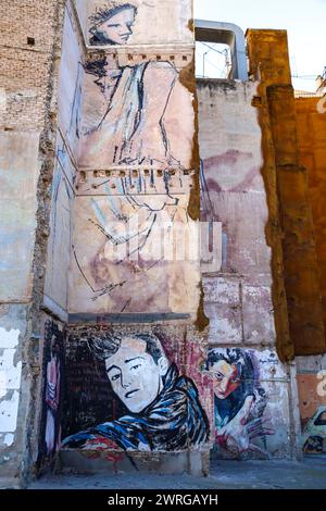 Carthagène, Murcie, Espagne- 6 janvier 2024 : belles peintures sur le mur de vieux bâtiments à Carthagène Banque D'Images