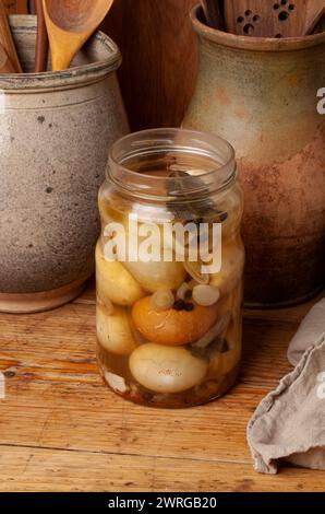 Les œufs de poule durs sont marinés dans du vinaigre avec des épices. .Les coquilles d'œufs sont écrasées et le pot réfrigéré environ pendant une semaine Banque D'Images