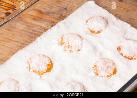 Les jaunes d'oeufs salés sont une explosion concentrée de saveur et de texture, faite en salant les jaunes d'oeufs dans le sel. Les jaunes salés offrent une texture délicieuse cont Banque D'Images