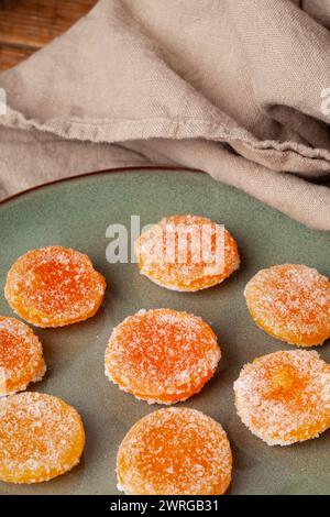 Les jaunes d'oeufs salés sont une explosion concentrée de saveur et de texture, faite en salant les jaunes d'oeufs dans le sel. Les jaunes salés offrent une texture délicieuse cont Banque D'Images