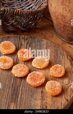 Les jaunes d'oeufs salés sont une explosion concentrée de saveur et de texture, faite en salant les jaunes d'oeufs dans le sel. Les jaunes salés offrent une texture délicieuse cont Banque D'Images