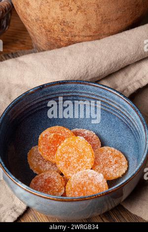 Les jaunes d'oeufs salés sont une explosion concentrée de saveur et de texture, faite en salant les jaunes d'oeufs dans le sel. Les jaunes salés offrent une texture délicieuse cont Banque D'Images