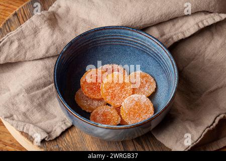 Les jaunes d'oeufs salés sont une explosion concentrée de saveur et de texture, faite en salant les jaunes d'oeufs dans le sel. Les jaunes salés offrent une texture délicieuse cont Banque D'Images