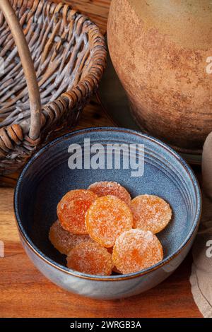 Les jaunes d'oeufs salés sont une explosion concentrée de saveur et de texture, faite en salant les jaunes d'oeufs dans le sel. Les jaunes salés offrent une texture délicieuse cont Banque D'Images