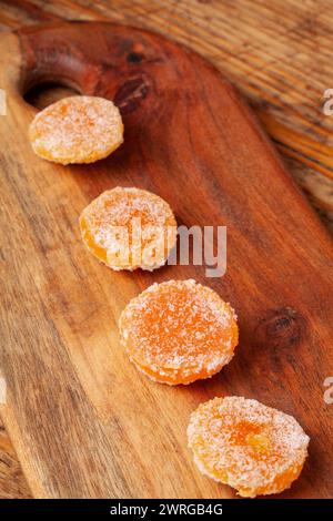 Les jaunes d'oeufs salés sont une explosion concentrée de saveur et de texture, faite en salant les jaunes d'oeufs dans le sel. Les jaunes salés offrent une texture délicieuse cont Banque D'Images