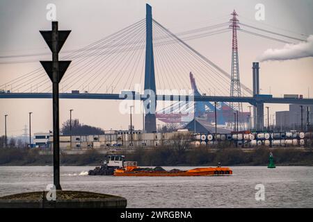 Vue sur l'Elbe jusqu'au Köhlbrand, estuaire du Süderelbe dans le Norderelbe, avec le pont Köhlbrand, Hambourg, Allemagne Banque D'Images