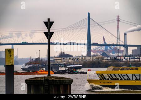 Vue sur l'Elbe jusqu'au Köhlbrand, estuaire du Süderelbe dans le Norderelbe, avec le pont Köhlbrand, Hambourg, Allemagne Banque D'Images