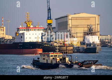 Port de Hambourg, chantier naval Blohm + Voss, dragueur OSTERIFF et corvette de la marine allemande, Karlsruhe, F267, en construction, Hambourg, Allemagne Banque D'Images