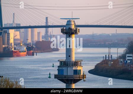 Vue sur l'Elbe jusqu'au Köhlbrand, estuaire du Süderelbe dans le Norderelbe, avec pont Köhlbrand, tour radar, Hambourg, Allemagne Banque D'Images