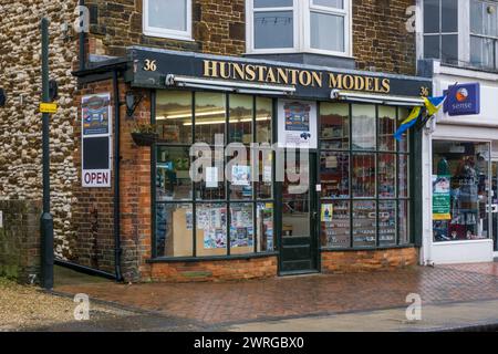 Les locaux de Hunstanton modèles sur un après-midi humide dans Hunstanton High Street. Banque D'Images