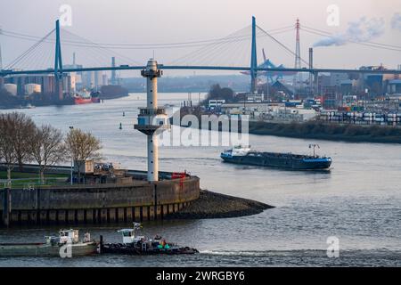 Vue sur l'Elbe jusqu'au Köhlbrand, estuaire du Süderelbe dans le Norderelbe, avec pont Köhlbrand, tour radar, Hambourg, Allemagne Banque D'Images