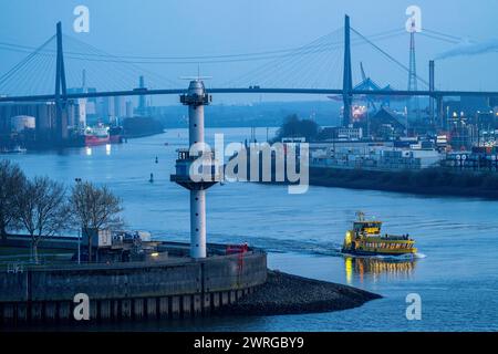 Vue sur l'Elbe jusqu'au Köhlbrand, estuaire du Süderelbe dans le Norderelbe, avec pont Köhlbrand, tour radar, Hambourg, Allemagne Banque D'Images