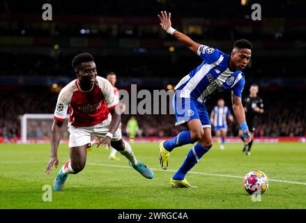 Bukayo Saka d'Arsenal (à gauche) s'abaisse alors qu'il se bat pour le ballon avec Wendell du FC Porto lors de la manche 16 de l'UEFA Champions League, match de deuxième manche à l'Emirates Stadium de Londres. Date de la photo : mardi 12 mars 2024. Banque D'Images