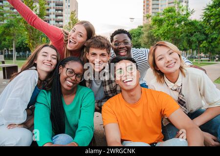 Grand groupe de jeunes adultes vrais gens souriants et s'amusant à l'extérieur pendant les vacances. Portrait d'amis heureux riant. Des étudiants adolescents universitaires sur un rassemblement social. Rencontre multiraciale des adolescents. Photo de haute qualité Banque D'Images