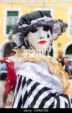 Maragogipe, Bahia, Brésil - 11 février 2024 : les gens en costumes et masques jouent au carnaval dans la ville de Maragogipe à Bahia. Banque D'Images