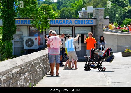 Les visiteurs des chutes du Niagara prennent des selfies du côté canadien. Banque D'Images