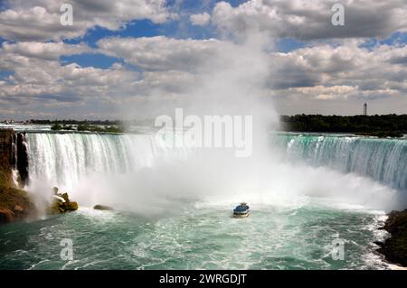 22 juillet 2015 - Niagara Falls, Ontario, Canada : vue sur les emblématiques chutes en fer à cheval et le bateau d'excursion Maid of the Mist. Banque D'Images