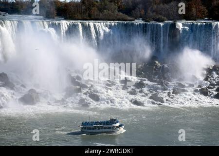 2 novembre 2015 - Niagara Falls, New York, États-Unis : vue des chutes américaines et de l'emblématique Maid of the Mist, photographiée du côté canadien. Banque D'Images