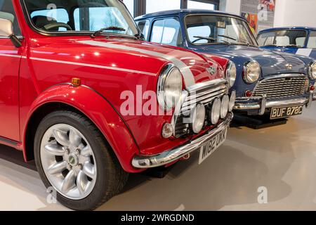 Sparkford.Somerset.United Kingdom.7 janvier 2024.Un Classic Mini Cooper Sport de 2000 et un Austin Super Mini Deluxe Saloon de 1965 sont exposés Banque D'Images