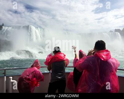 Les visiteurs des chutes du Niagara apprécient une promenade en bateau sur le Lower Niagara. Bridal Veil Falls en arrière-plan. Banque D'Images