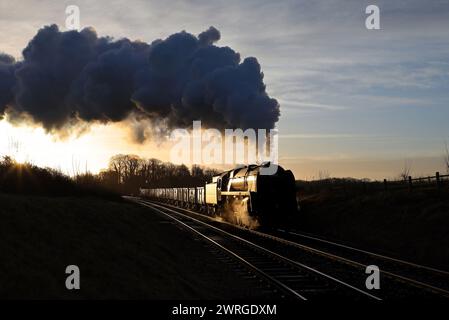 Acheter 92000 (92214) approche de Rabbit Bridge alors que le soleil se lève sur une charte Timeline sur 4,1.24. Banque D'Images