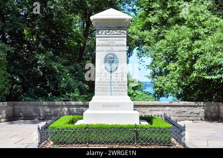 22 juillet 2015 - Queenston Heights (ONTARIO), Canada : surplombant la rivière Niagara, un monument marquant la bravoure de Laura second pendant la guerre de 1812. Banque D'Images