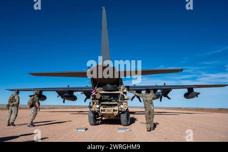 L'aviateur de 1re classe Karl Vincent Santos, capitaine de charge du 9e escadron d'opérations spéciales, se prépare à charger un GMV 1,1 sur un MC-130J Commando II pendant l'exercice Emerald Warrior 24 à la base aérienne de Cannon, Nouveau-Mexique, le 4 mars 2024. Le Commandement des opérations spéciales de la Force aérienne exerce continuellement la capacité de se déployer dans des emplacements répartis, de générer de la puissance aérienne pour les forces interarmées, de fournir un soutien logistique et de s’adapter rapidement aux opérations. (Photo de l'US Air Force par le sergent d'état-major Aaron Irvin) Banque D'Images