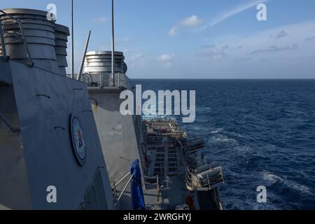 240207-N-DY413-2002 GOLFE D'ADEN (7 février 2024) le destroyer à missiles guidés de classe Arleigh Burke USS Laboon (DDG 58) traverse le golfe d'Aden, le 7 février. Laboon est déployé dans la zone d’opérations de la 5e flotte américaine pour aider à assurer la sécurité et la stabilité maritimes dans la région du moyen-Orient. (Photo officielle de l'US Navy) Banque D'Images