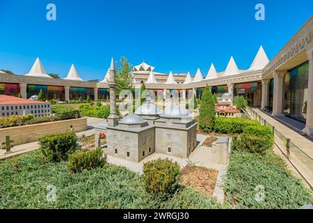 Konya, Turquie - août 5,2023 : dans le musée Konya Panorama, il y a des répliques à échelle réduite de mosquées turques bien connues, vues depuis une antenne Banque D'Images