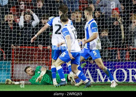 Walsall, Royaume-Uni. 12 mars 2024. Le gardien de but de Barrow, Paul Farman nie à l'équipe locale un but tardif lors du match EFL Sky Bet League 2 entre Walsall et Barrow au Poundland Bescot Stadium, Walsall, en Angleterre, le 12 mars 2024. Photo de Stuart Leggett. Utilisation éditoriale uniquement, licence requise pour une utilisation commerciale. Aucune utilisation dans les Paris, les jeux ou les publications d'un club/ligue/joueur. Crédit : UK Sports pics Ltd/Alamy Live News Banque D'Images