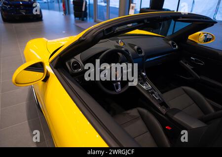 Volant, intérieur, cockpit jaune Porsche Boxster Cabrio 718 Spyder RS voiture de course à toit ouvert, ingénierie allemande, performance automobile, Wiesbad Banque D'Images