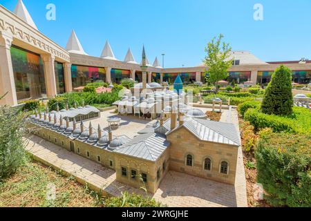 Konya, Turquie - août 5,2023 : dans le musée Konya Panorama, il y a des répliques à échelle réduite de mosquées turques bien connues, vues depuis une antenne Banque D'Images