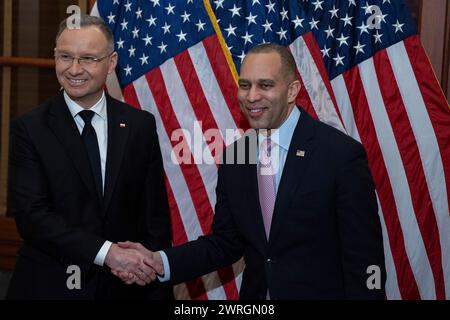 Washington, Vereinigte Staaten. 12 mars 2024. Le leader minoritaire de la Chambre des États-Unis Hakeem Jeffries (démocrate de New York) serre la main du président polonais Andrzej Duda au Capitole des États-Unis à Washington, DC le mardi 12 mars 2024. Crédit : Annabelle Gordon/CNP/dpa/Alamy Live News Banque D'Images