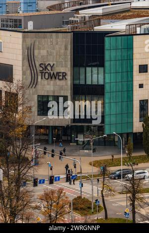 Wroclaw, Pologne - 12 novembre 2023 : façade de l'entrée du centre commercial Sky Tower à l'intérieur du plus haut gratte-ciel de la ville de Wroclaw à côté de l'intersectio Banque D'Images