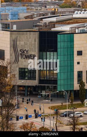 Wroclaw, Pologne - 12 novembre 2023 : façade de l'entrée du centre commercial Sky Tower à l'intérieur du plus haut gratte-ciel de la ville de Wroclaw à côté de l'intersectio Banque D'Images