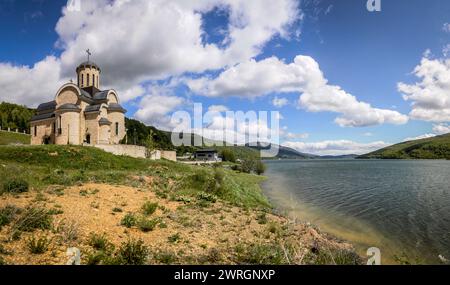 La nouvelle église de chaque année Nicholas construit près de l'église submergée dans le lac Mavrovo. Banque D'Images