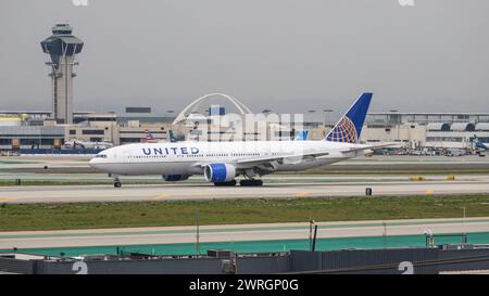 N215UA United Airlines Boeing 777-222 AM Aéroport International de Los Angeles LAX / KLAX Los Angeles, Kalifornien, USA, Vereinigte Staaten von Amerika, 17.02.2024 *** N215UA United Airlines Boeing 777 222 at Los Angeles International Airport LAX KLAX Los Angeles, California, USA, Etats-Unis d'Amérique, 17 02 2024 Banque D'Images