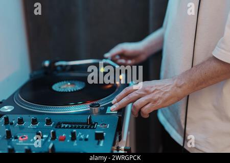 DJ mixant des pistes sur platine vinyle professionnelle lors de l'événement Banque D'Images