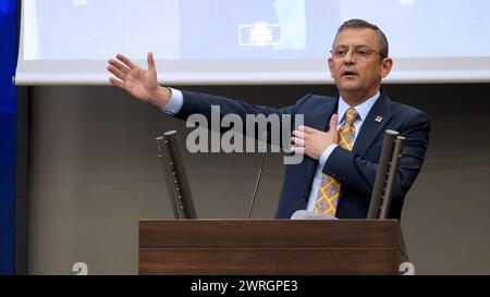 Ozgur Ozel, président du principal parti d'opposition, le Parti républicain du peuple, le CHP, a assisté à la réunion du monde des affaires d'Izmir Ozgur Ozel, le Président du principal parti d'opposition, le Parti populaire républicain du CHP, a assisté à la rencontre mondiale des affaires d'Izmir, organisée en coopération avec la Chambre de commerce d'Izmir, la Chambre d'industrie de la région de l'Égée et la Bourse des marchandises d'Izmir. Tunc Soyer, maire de la municipalité métropolitaine d'Izmir, et Cemil Tugay, candidat maire de la municipalité métropolitaine d'Izmir, ont également accompagné la réunion qui s'est tenue quelques jours avant les élections locales. Les principaux sujets de O Banque D'Images