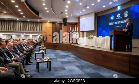 Ozgur Ozel, président du principal parti d'opposition, le Parti républicain du peuple, le CHP, a assisté à la réunion du monde des affaires d'Izmir Ozgur Ozel, le Président du principal parti d'opposition, le Parti populaire républicain du CHP, a assisté à la rencontre mondiale des affaires d'Izmir, organisée en coopération avec la Chambre de commerce d'Izmir, la Chambre d'industrie de la région de l'Égée et la Bourse des marchandises d'Izmir. Tunc Soyer, maire de la municipalité métropolitaine d'Izmir, et Cemil Tugay, candidat maire de la municipalité métropolitaine d'Izmir, ont également accompagné la réunion qui s'est tenue quelques jours avant les élections locales. Les principaux sujets de O Banque D'Images