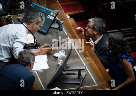 Germán Martínez, membre du Congrès national et chef du banc Unión por la Patria, s’entretient avec le Président de la Chambre des députés de la Nation, Martín Menem. La loi omnibus de plus de 600 articles présentés par le président Javier Milei a apporté des dizaines d’heures de débat parlementaire, accompagnées de plusieurs jours de résistance populaire dans les rues entourant le Congrès national. Ces journées ont été marquées par le fil politique, la négociation, le va-et-vient, la protestation et la répression. L'année 2024 à Buenos Aires, Argentine, a commencé avec des gaz lacrymogènes, des bâtons, des balles en caoutchouc A. Banque D'Images