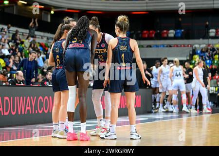 Londres, Royaume-Uni. 12 mars 2024. Umana Reyer Venice se caucus lors de la demi-finale de la Coupe d'Europe féminine entre les Lions Women de Londres et Umana Reyer Venice au Copper Box Arena, Londres, Royaume-Uni, le 12 mars 2024. Photo de Phil Hutchinson. Utilisation éditoriale uniquement, licence requise pour une utilisation commerciale. Aucune utilisation dans les Paris, les jeux ou les publications d'un club/ligue/joueur. Crédit : UK Sports pics Ltd/Alamy Live News Banque D'Images