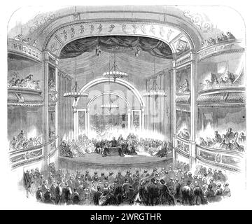 The British Association at Bath : Sir Charles Lyell prononçant le discours présidentiel au théâtre, 1864. 'Le Nouveau Théâtre Royal... a été érigé... sur le site de l'ancien théâtre, construit par Mr. Dance, R. A., en 1805, et détruit par le feu... L'édifice actuel a été conçu par Charles J. Phipps, F.S.A., architecte ; l'auditif accueillera commodiquement 1750 personnes; il dispose de trois niveaux de boîtes et de galeries au-dessus de la fosse... les arrangements de scène sont élaborés et élégants, la maison était bondée lors de la grande réunion du soir de l'inauguration, de nombreuses dames étant présentes. Le plus distingué m Banque D'Images